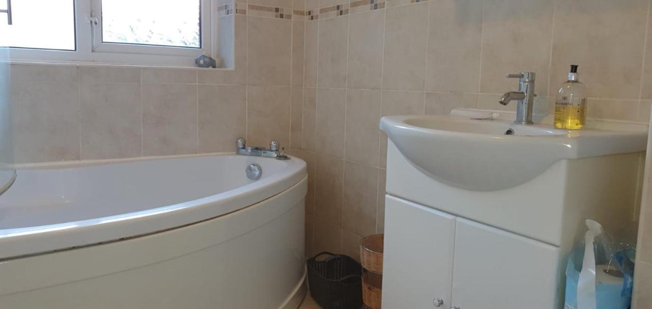 2 Bed Semi-Detached House Βίλα Poole Εξωτερικό φωτογραφία